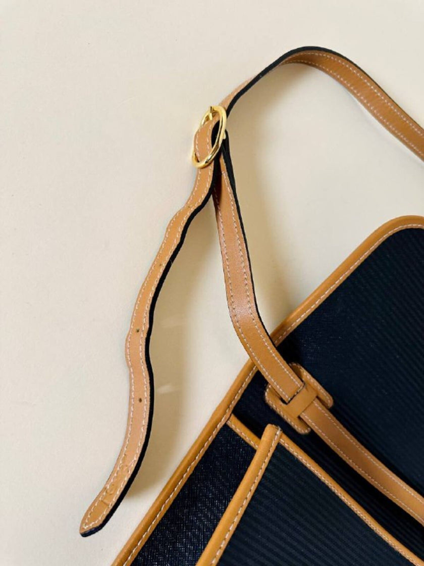 Borsa messenger in pelle nera stampata con profili cuoio “Yves Saint Laurent”