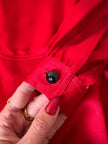 Camicia rossa in raso di seta con ricamo e bottoni gioiello “Valentino Garavani”