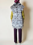 Gilet lungo in volpe argentata con rifiniture in pelle nera