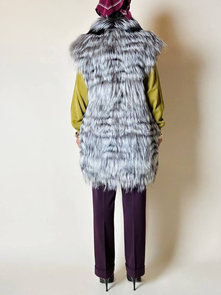 Gilet lungo in volpe argentata con rifiniture in pelle nera