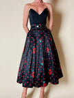 Gonna a ruota in organza jacquard nera a pois rossi con rose rosse dipinte