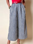 Pantalone gaucho a righe verticali bianco e blu con abbottonatura laterale asimmetrica