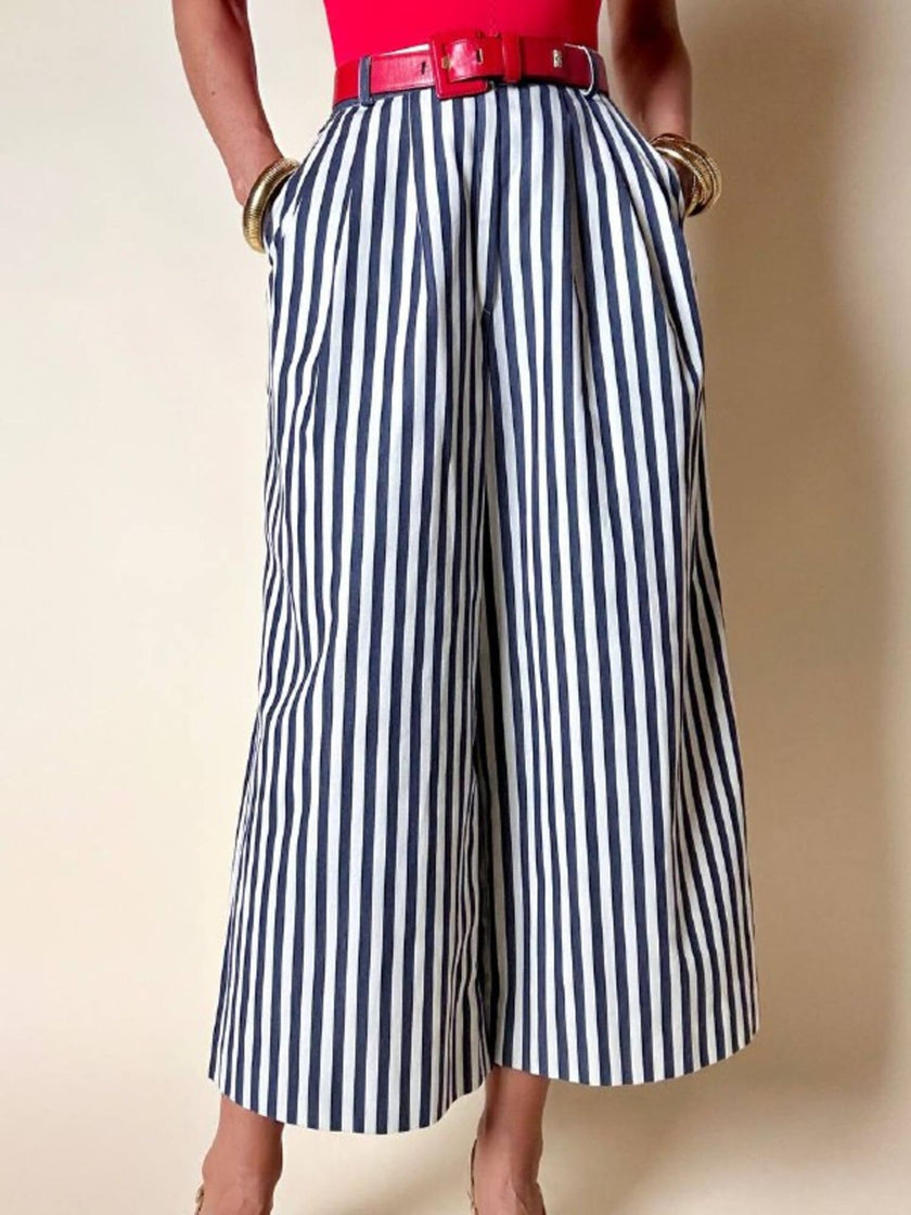 Pantalone gaucho a righe verticali bianco e blu con abbottonatura laterale asimmetrica