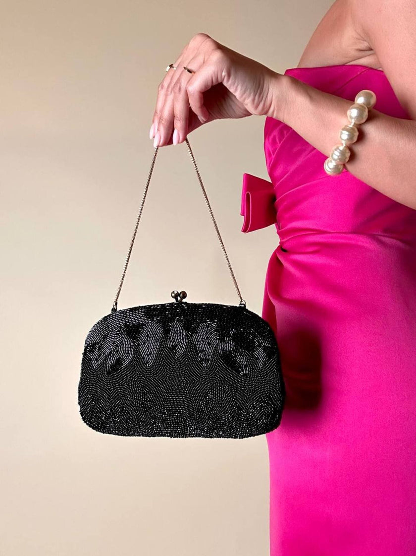 Borsetta in raso di seta nero ricamata con perline in tinta
