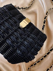Sac bandoulière en osier et raphia noir avec bandoulière chaîne dorée
