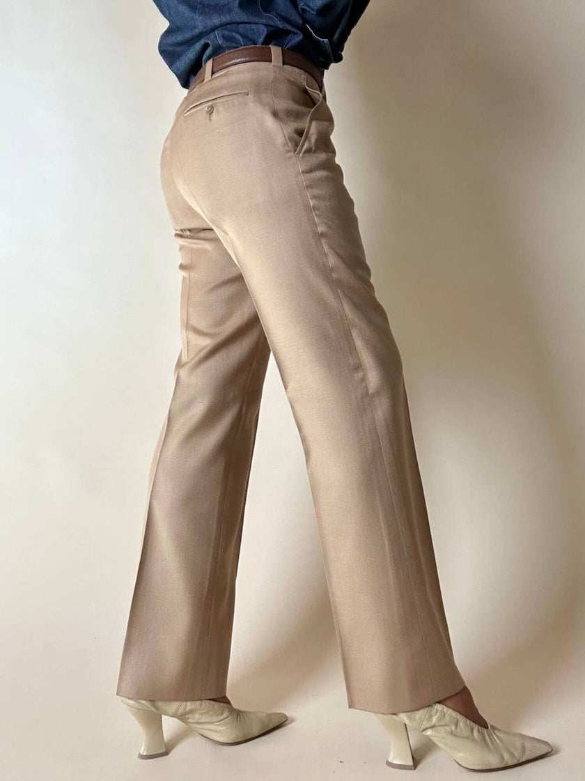 Pantalone sartoriale con piega e abbottonatura frontale color cammello chiaro