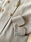 Blazer doppiopetto Ēlectre in rasato di lana beige con taglio ricercato e impunture in tinta