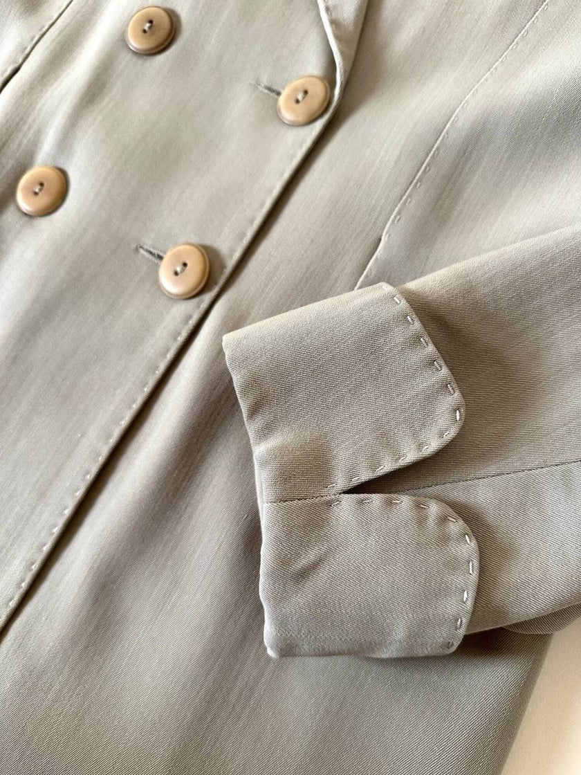 Blazer doppiopetto Ēlectre in rasato di lana beige con taglio ricercato e impunture in tinta