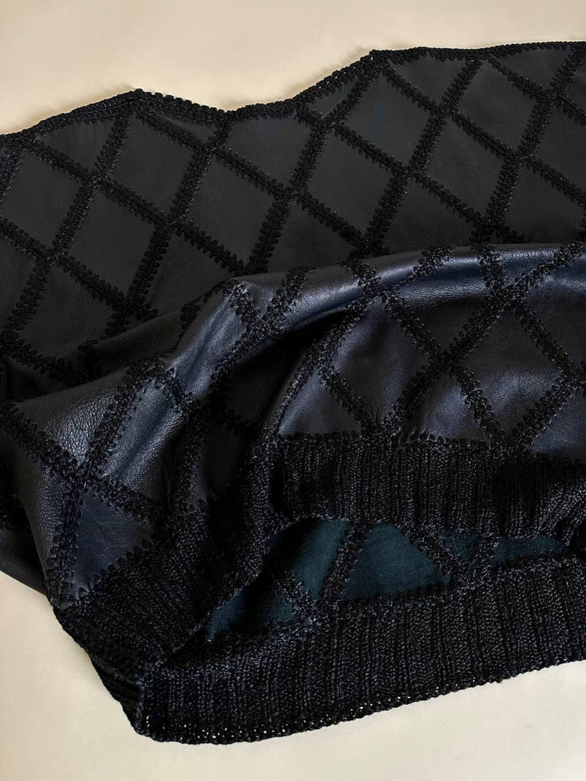 Blusa vintage in pelle nera patchwork con lavorazione crochet e maniche a pipistrello