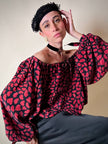 Blusa in seta nera con bocche e cuori rossi “Yves Saint Laurent”