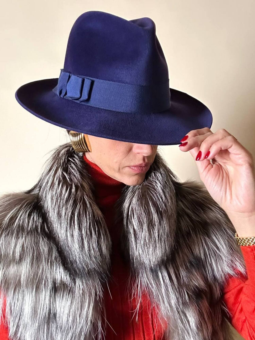 Cappello Fedora vintage blu lapislazzuli con cinta canneté tono tu tono realizzato in feltro di lapin