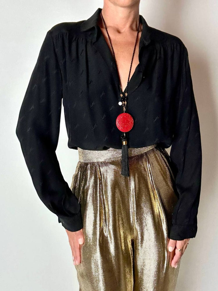 Camicia vintage in seta nera Yves Saint Laurent con logo YSL allover e bottoni in Jet