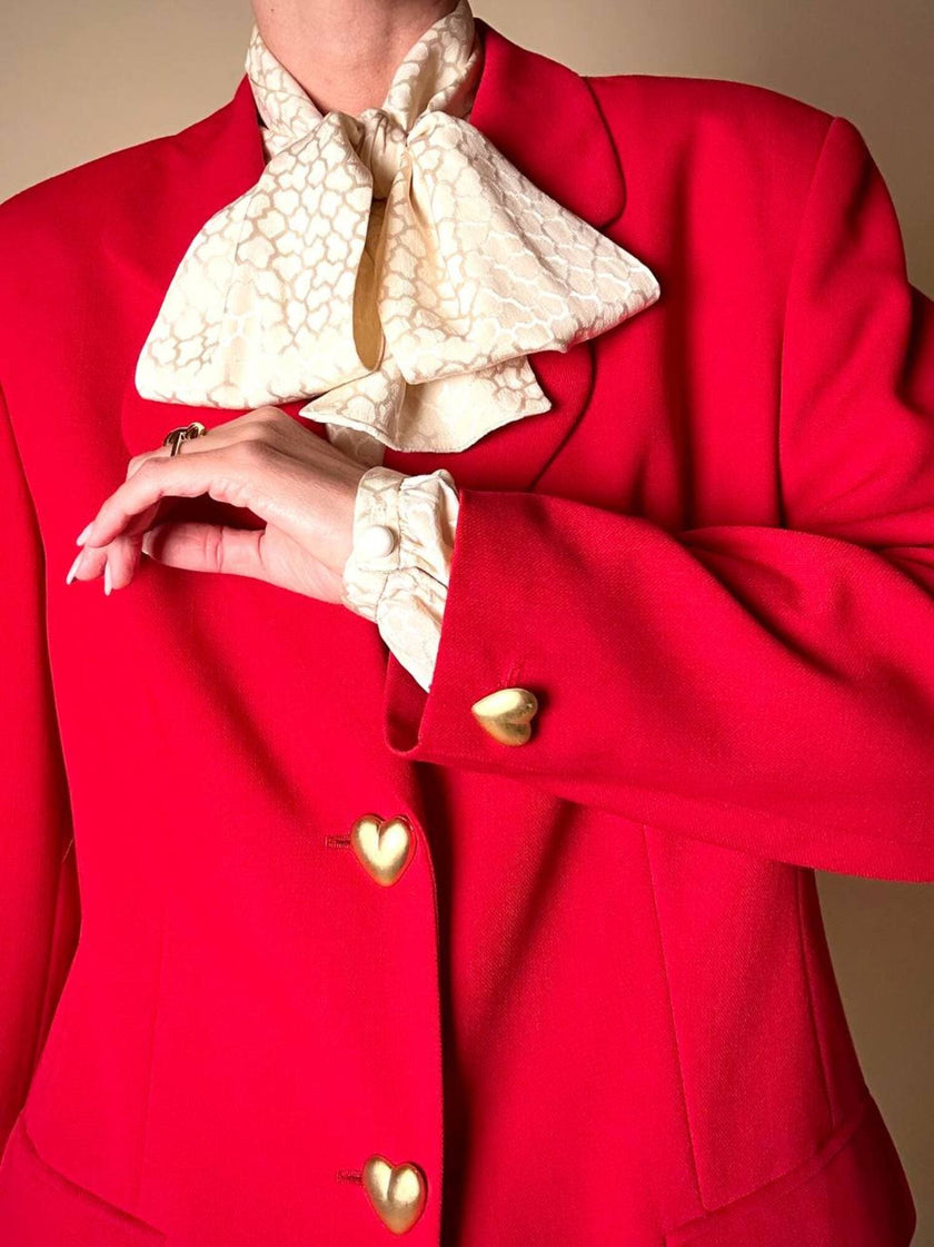 Blazer rosso con bottoni dorati a forma di cuore “Mondì”