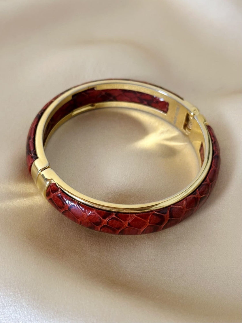 Bracciale vintage rigido in metallo dorato e pelle di serpente rossa