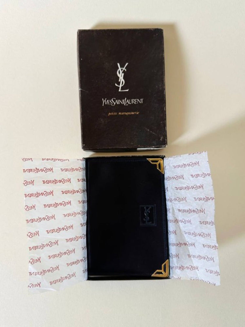 Portafoglio/portatessere anni ‘80 in pelle nera firmato “Yves Saint Laurent”