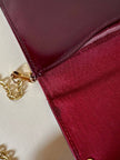 Pochette in pelle spazzolata bordeaux con tracolla in catena