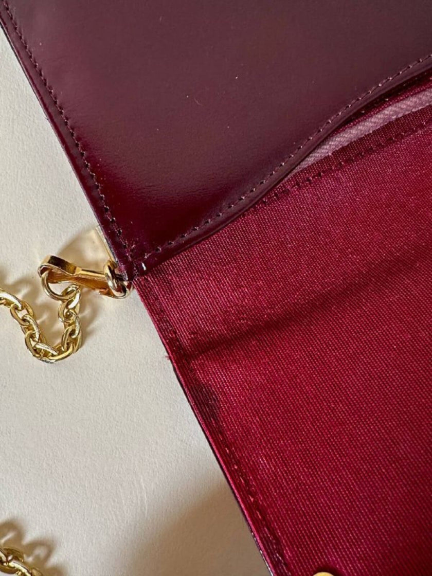 Pochette in pelle spazzolata bordeaux con tracolla in catena