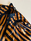 Camicia in raso di seta a righe nere e ruggine con maniche a pipistrello “Manú”