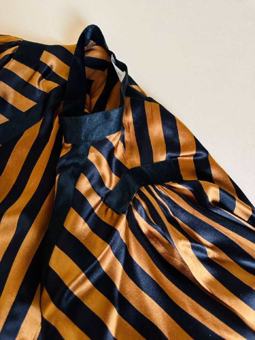 Camicia in raso di seta a righe nere e ruggine con maniche a pipistrello “Manú”