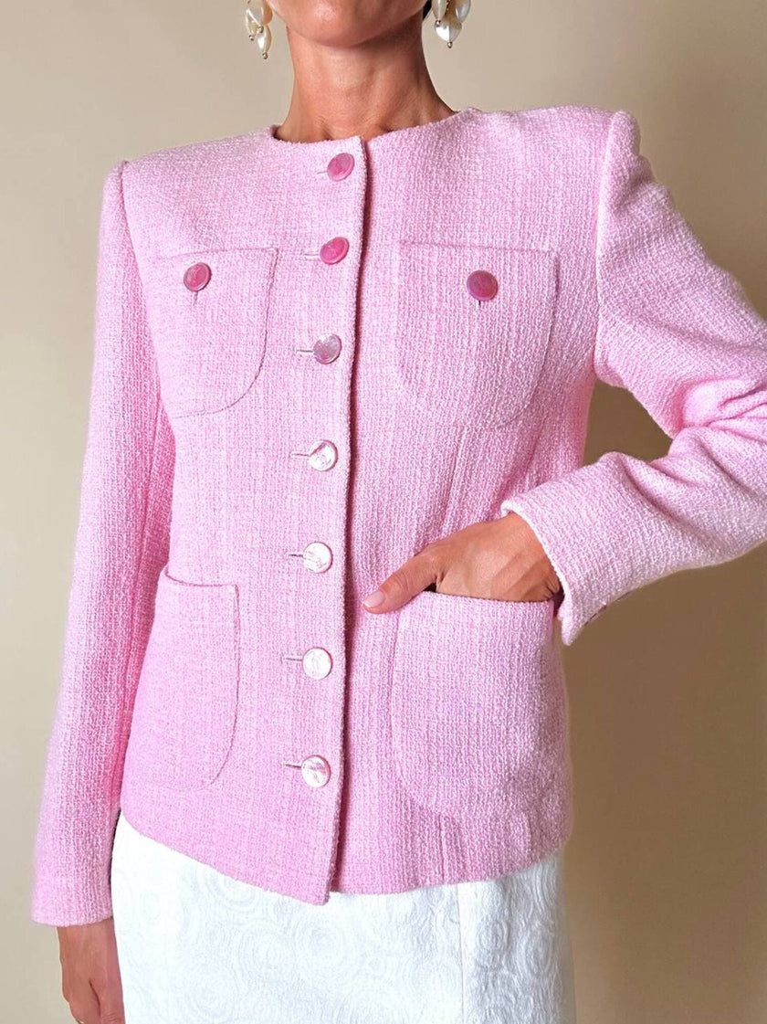 Blazer in lana bouclé rosa con bottoni gioiello logati in madreperla “Yves Saint Laurent”
