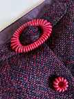 Gonna sartoriale A-Line in lana bouclé grigio antracite e rosso con bottoni in pelle