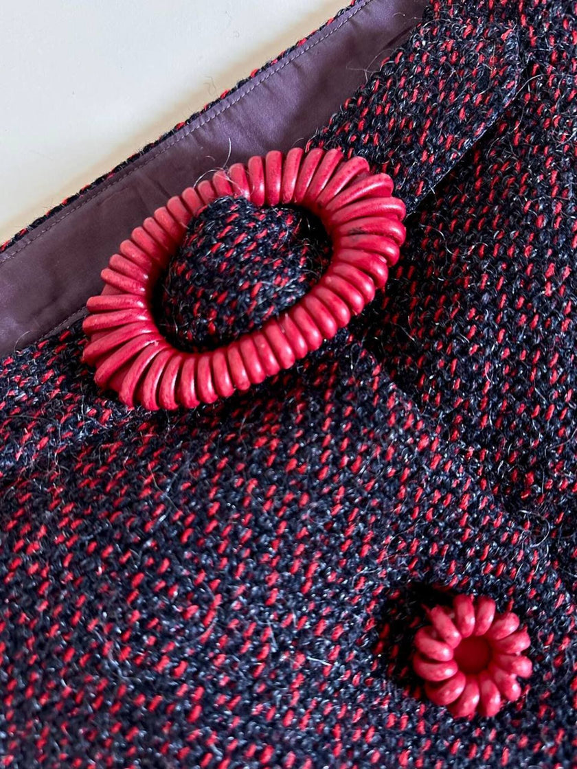 Gonna sartoriale A-Line in lana bouclé grigio antracite e rosso con bottoni in pelle