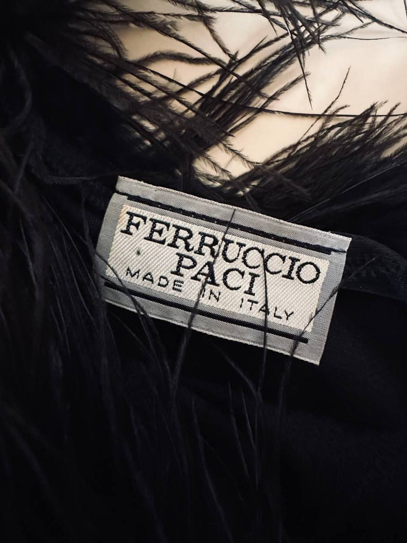Abito lungo in velluto nero con piume di struzzo “Ferruccio Paci”
