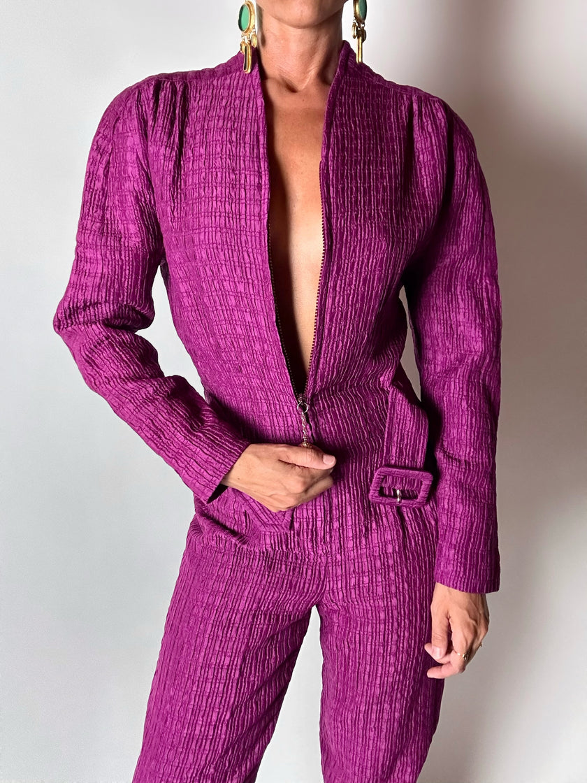Jumpsuit vintage sartoriale in seta goffrata viola con cinturino in vita