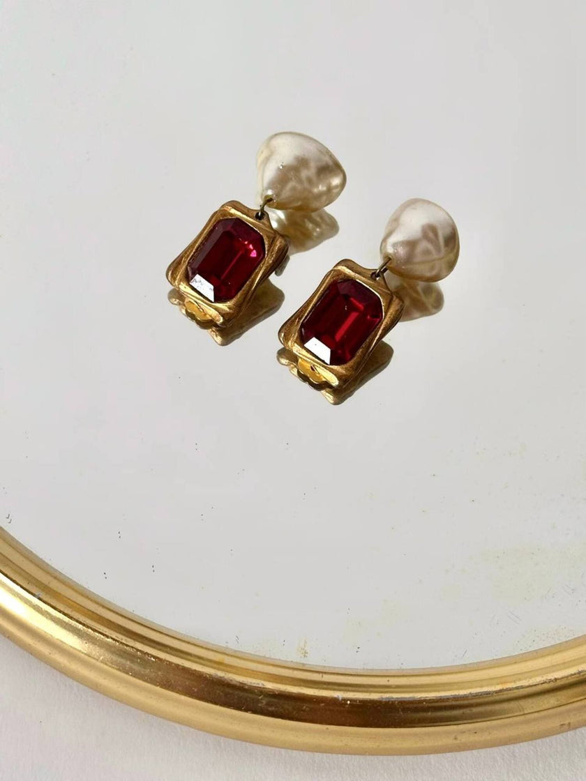 Orecchini vintage a clip con cristalli rosso rubino e perle barocche pendenti