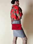 Camicia in seta leopardata con rose rosse e dettagli barocchi “Laurèl”