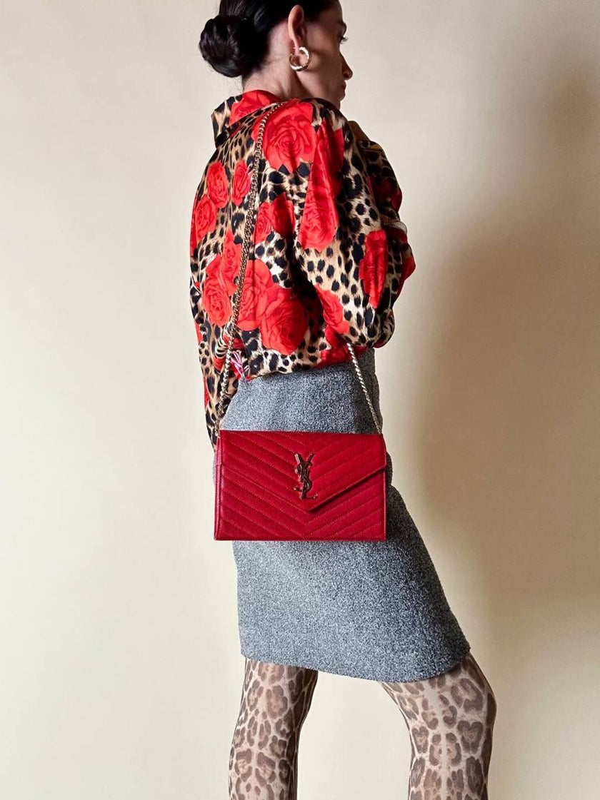 Camicia in seta leopardata con rose rosse e dettagli barocchi “Laurèl”
