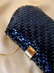 Mini borsa bandolier in midollino blu notte con tracolla in catena dorata