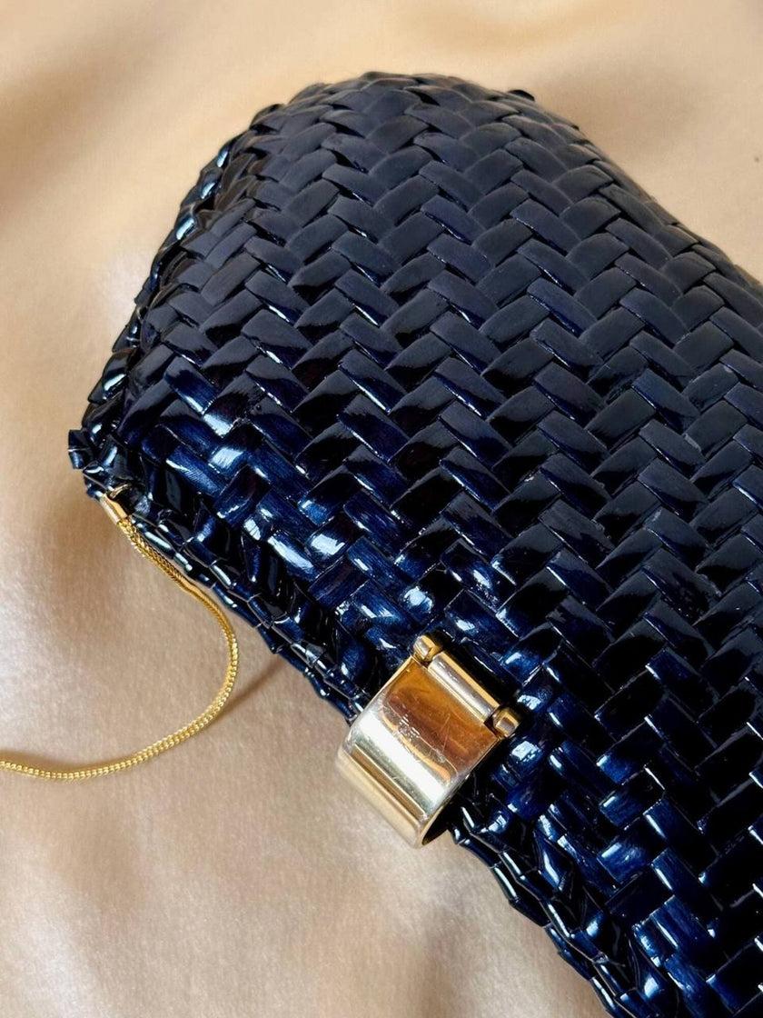 Mini borsa bandolier in midollino blu notte con tracolla in catena dorata