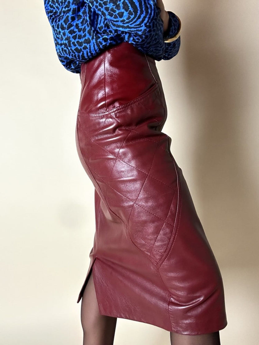 Falda midi vintage de tiro alto en piel burdeos con detalle acolchado