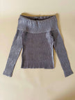Maglia con spalle scoperte in tessuto micro plissè grigio argento