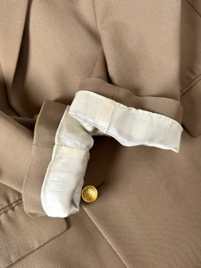 Blazer vintage Yves Saint Laurent in lana cachi doppiopetto con bottoni logati oro