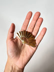 Spilla vintage a forma di ventaglio in metallo dorato