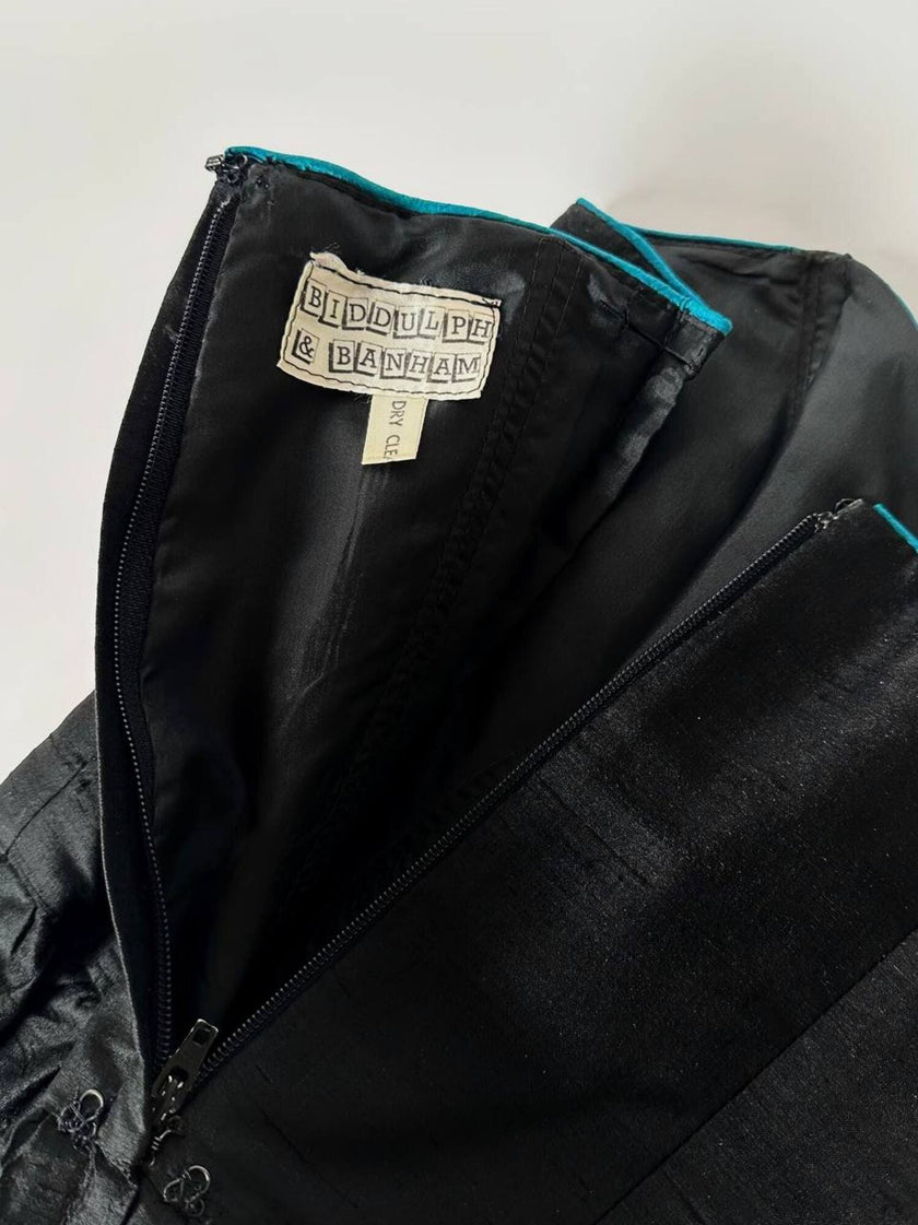 Abito a tubino vintage in shantung di seta nera con profili e fiocco in seta turchese