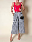 Pantalone gaucho a righe verticali bianco e blu con abbottonatura laterale asimmetrica