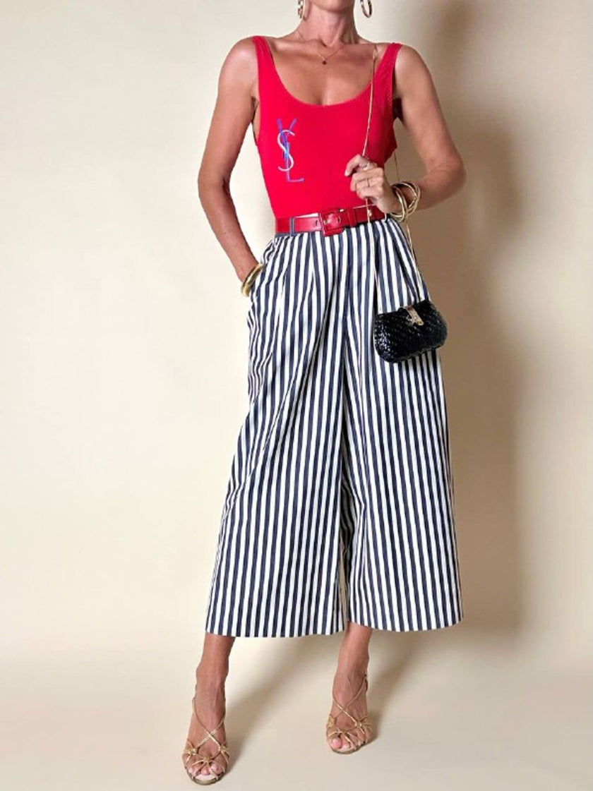 Pantalone gaucho a righe verticali bianco e blu con abbottonatura laterale asimmetrica