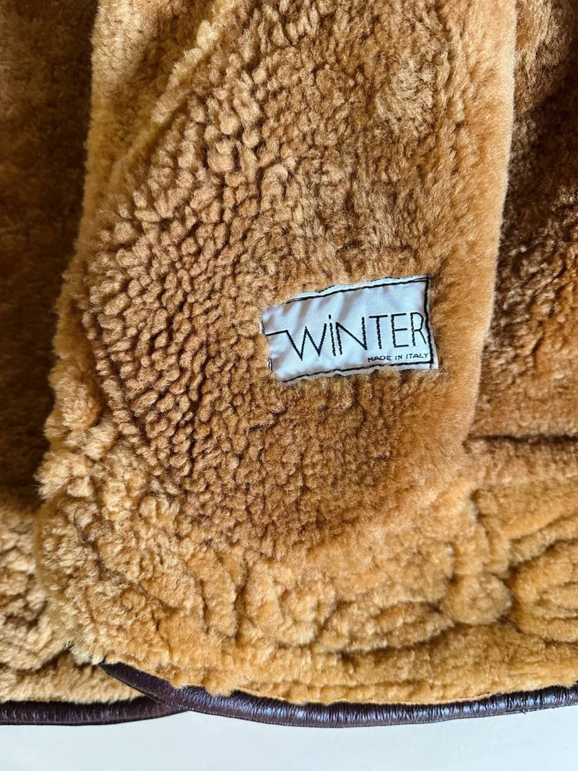 Shearling reverse in pelle liscia marrone castagno con vello caramello e ricamo sul fondo