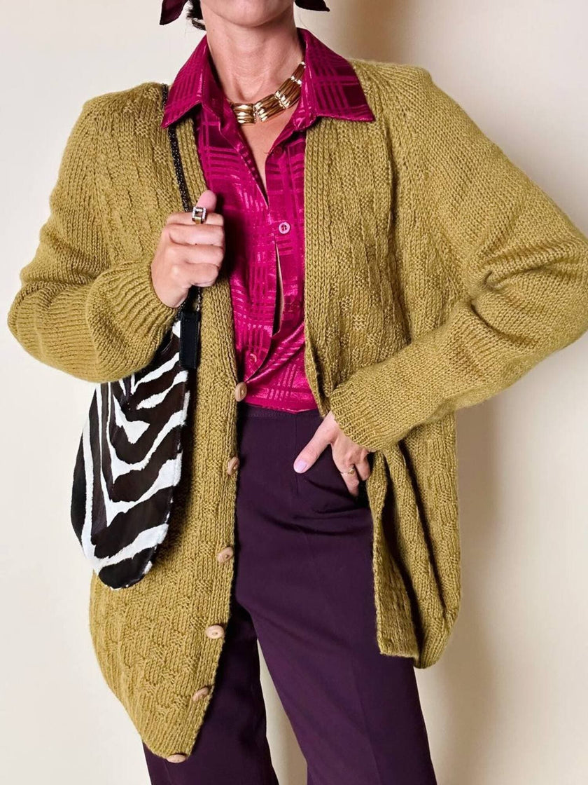 Cardigan lungo fatto a mano in lana verde acido con bottoni quadrati in tinta