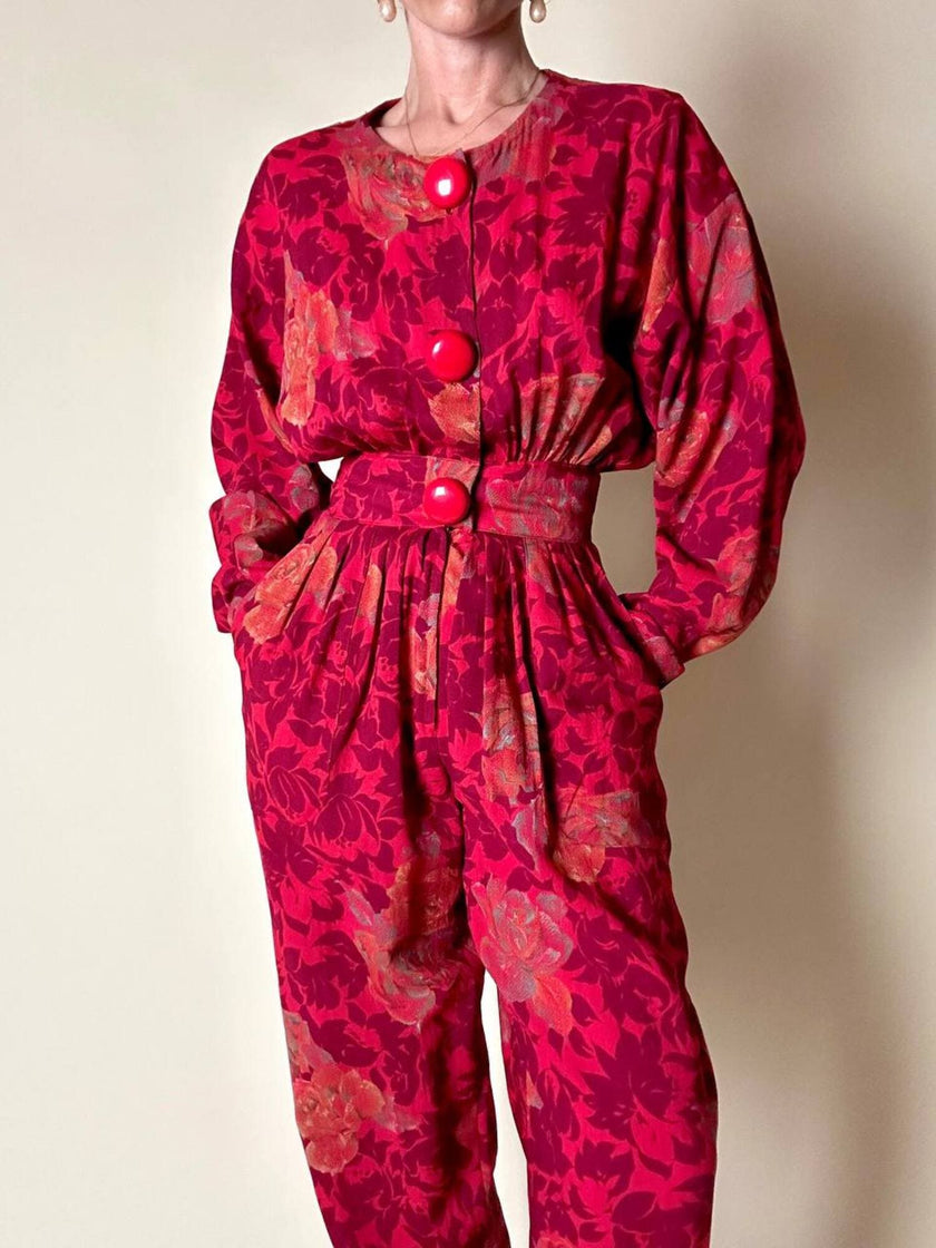 Jumpsuit sartoriale a fantasia floreale nei toni del rosso e maxi bottoni