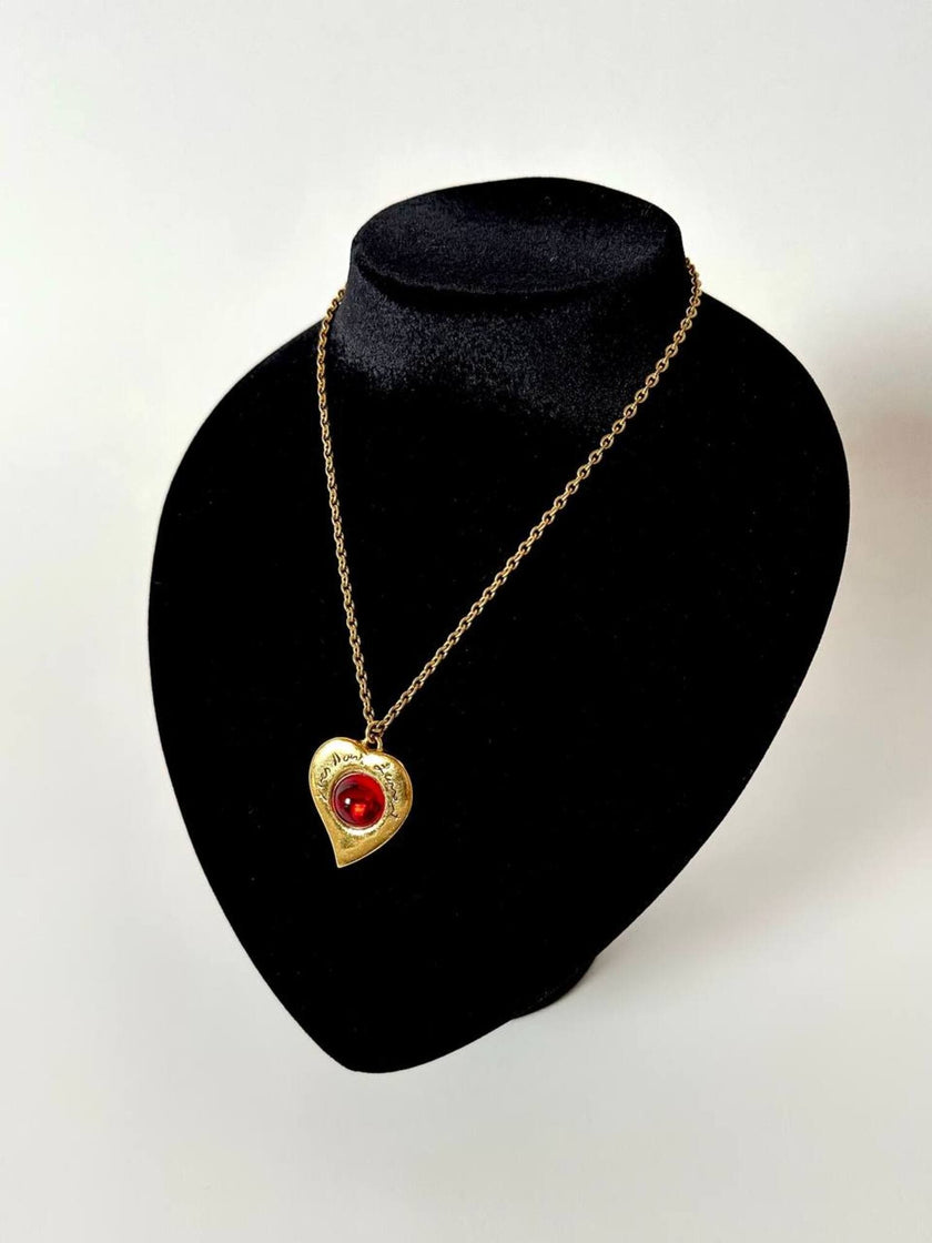 Collier vintage Yves Saint Laurent con ciondolo a forma di cuore firmato e cabochon rosso
