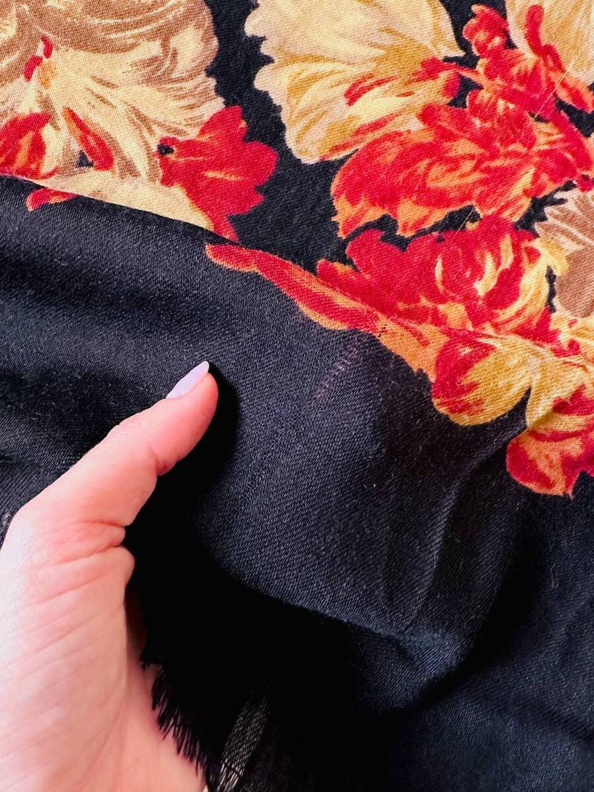 Scialle in lana nera con fiori barocchi