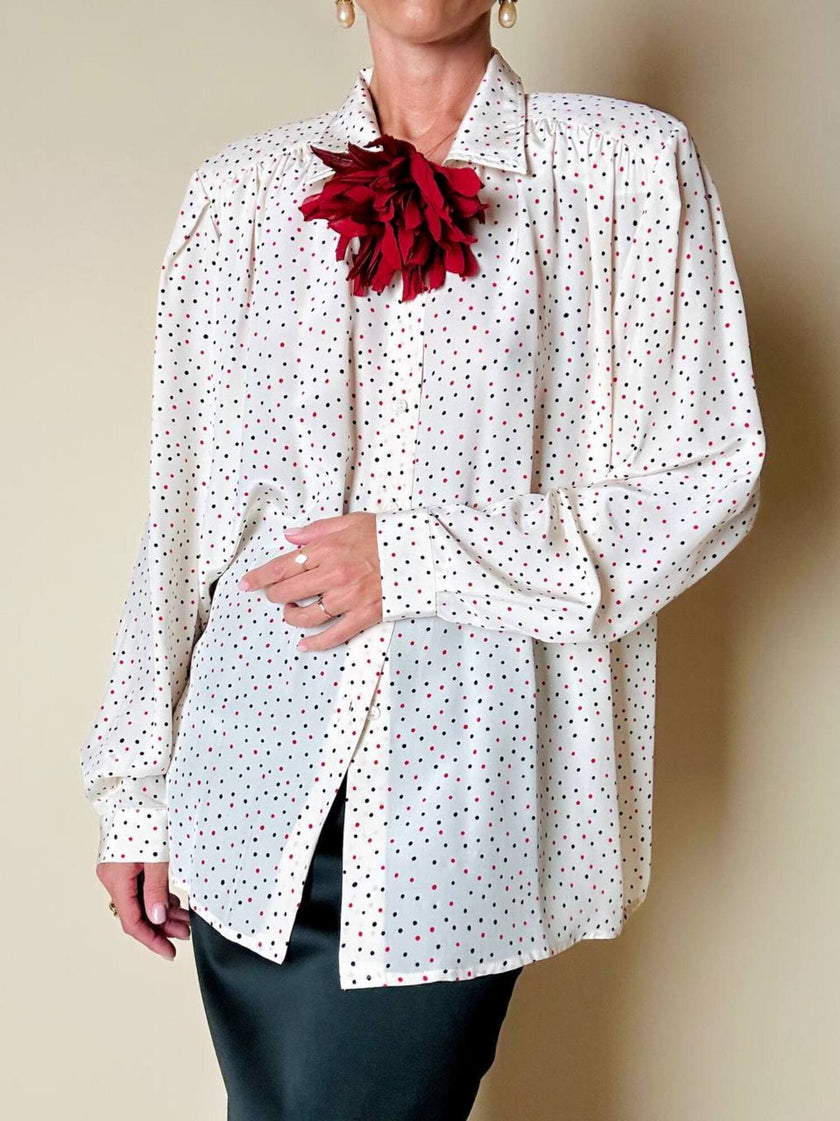 Spilla in tessuto rosso a forma di fiore “Alisy”