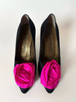 Décolleté vintage Yves Saint Laurent in raso di seta nero con rosa di taffetà fucsia