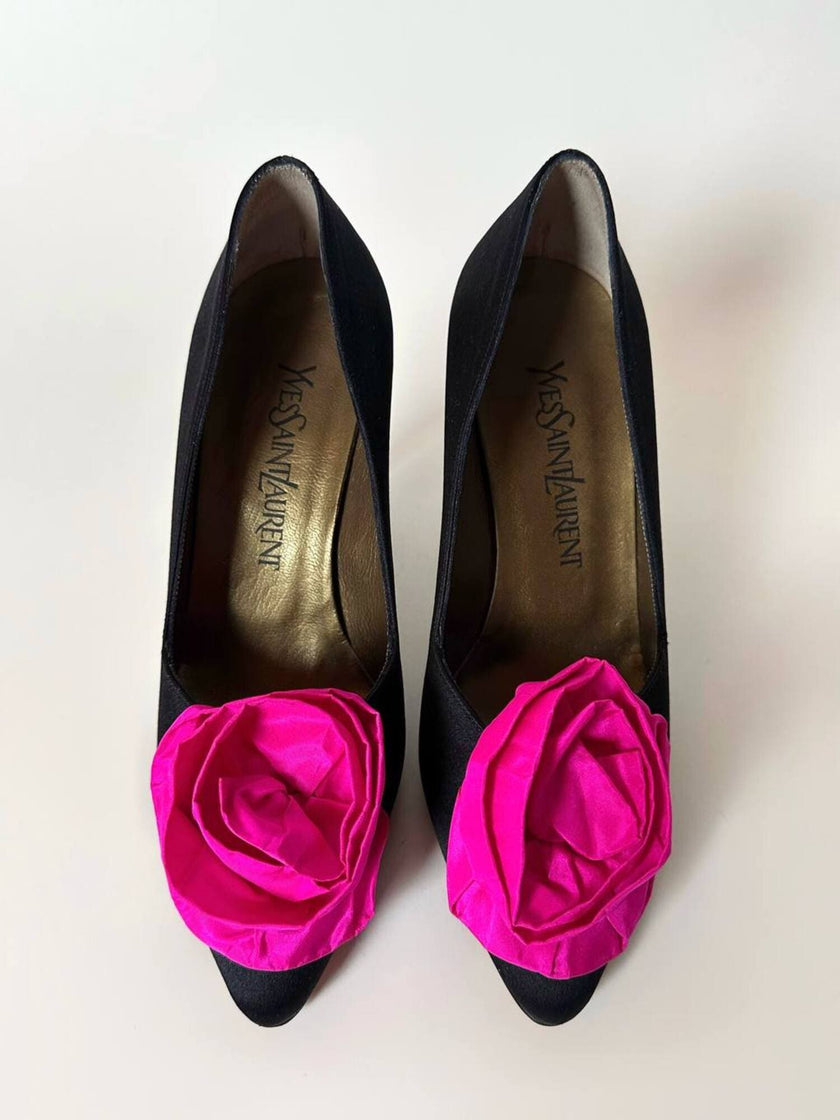 Décolleté vintage Yves Saint Laurent in raso di seta nero con rosa di taffetà fucsia