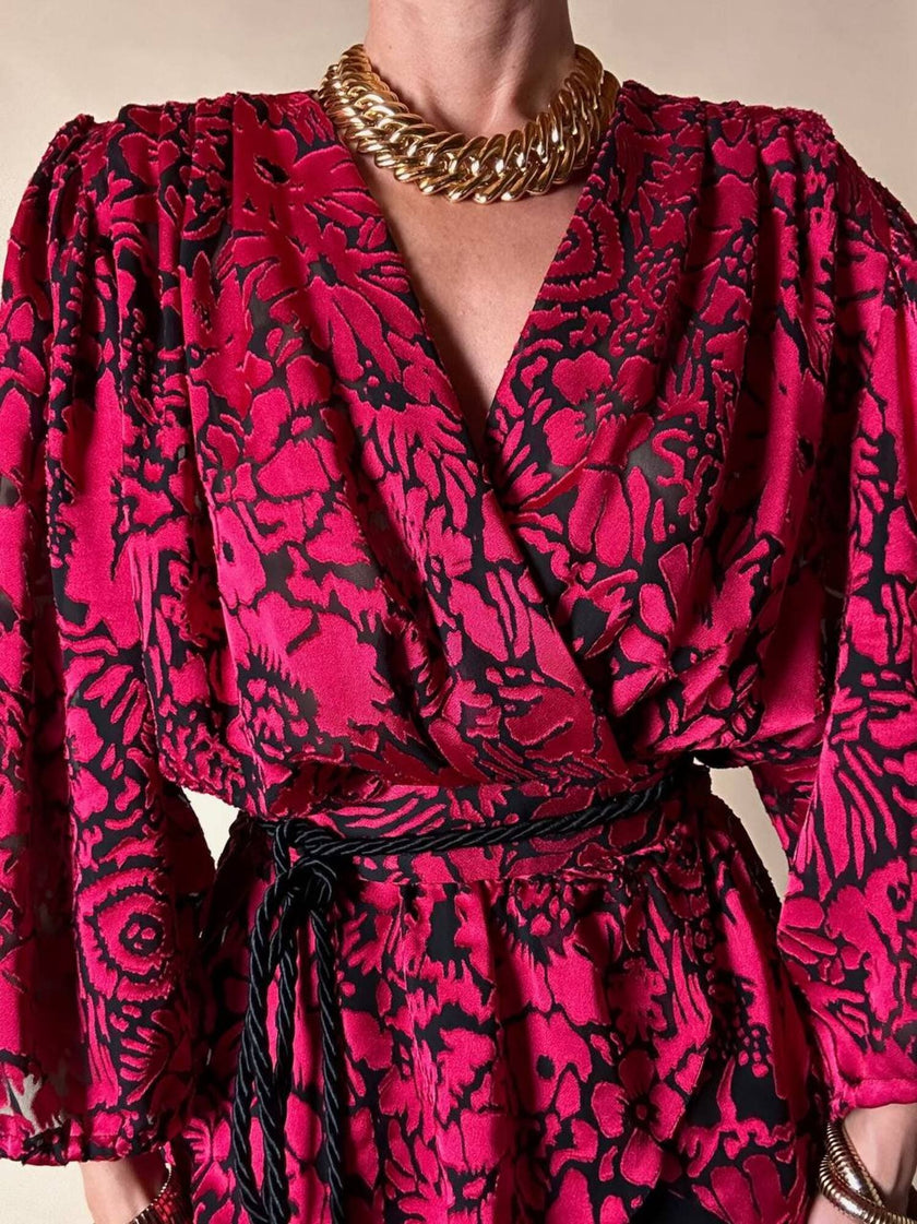 Blusa in chiffon devorè nero con damaschi in raso rosso/fucsia