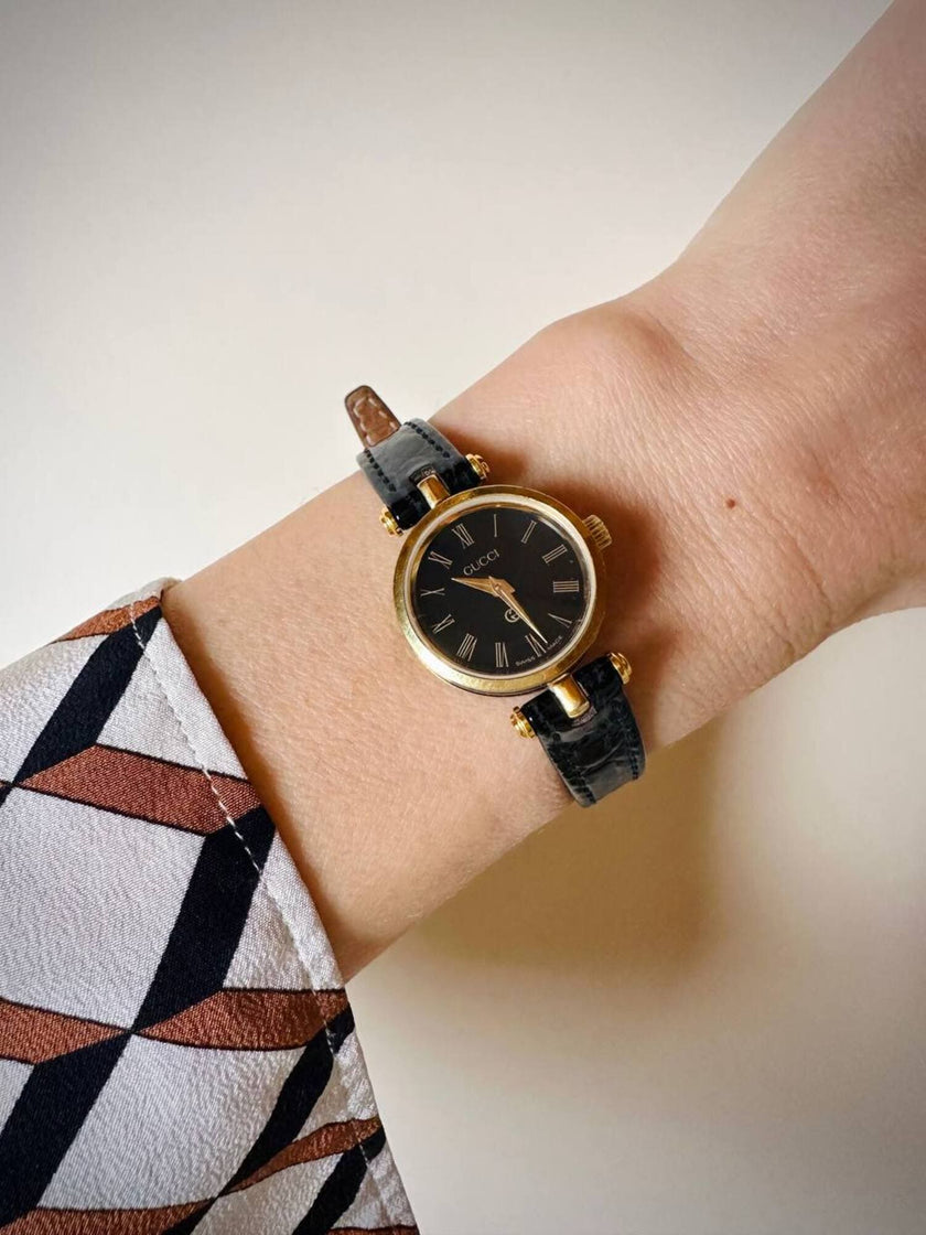 Gucci 4500 Quarzuhr mit goldenem Zifferblatt und schwarzem Lederarmband in Krokodillederoptik